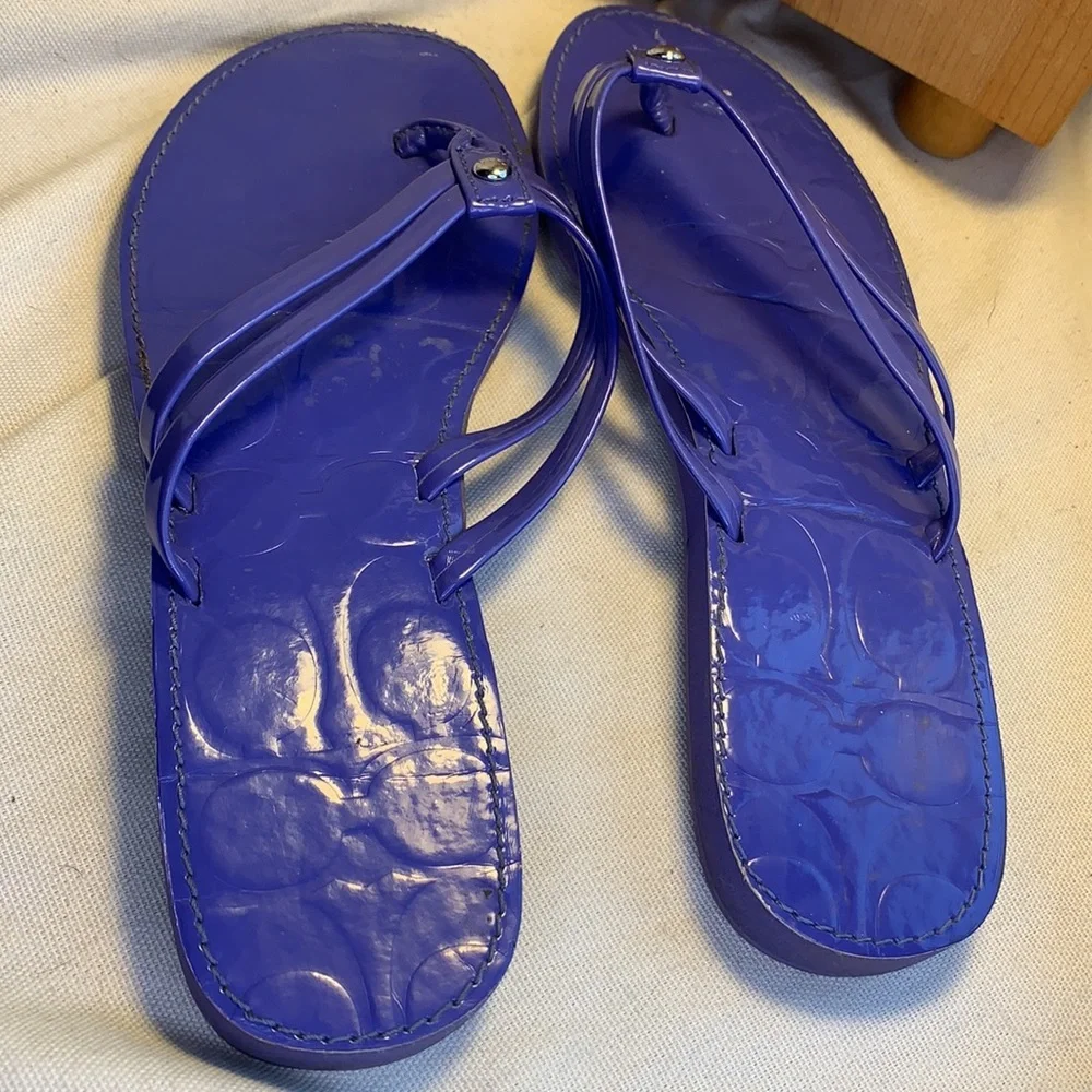 Coach almost NEW thong flip flops w/iconic logo